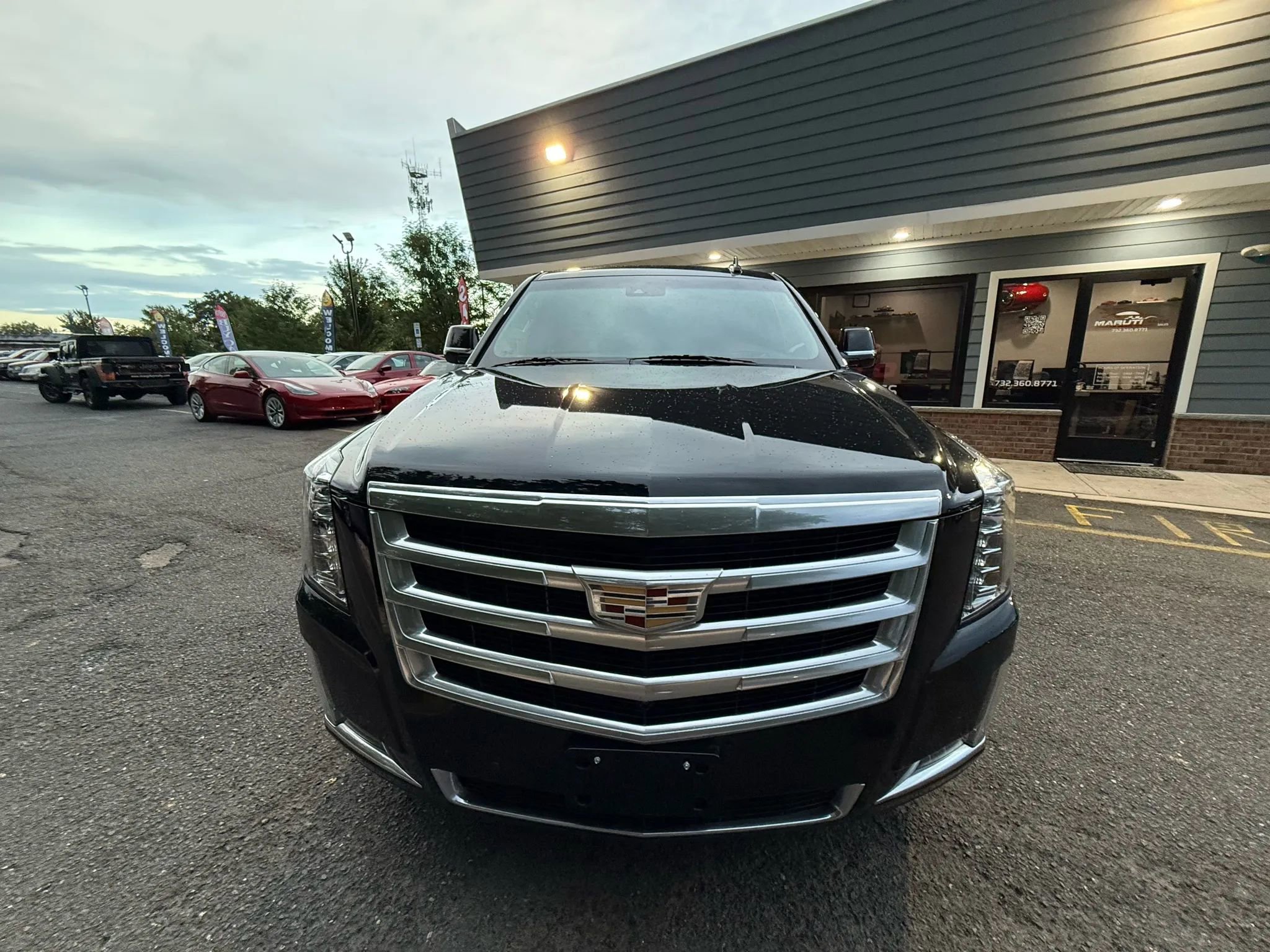 Used 2016 Cadillac Escalade Luxury image 2