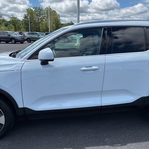 Used 2024 Volvo XC40 B5 Plus w/ Protection Package Premier AWD/4WD image 3