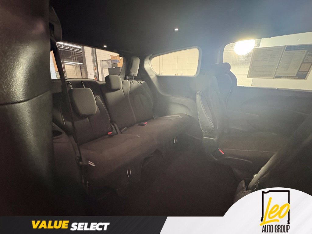 Used 2018 Chrysler Pacifica Touring Plus w/ S Appearance Package FWD image 10
