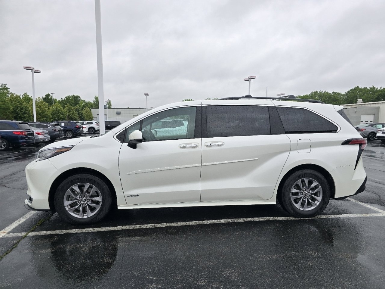 Used 2021 Toyota Sienna XLE w/ XLE Plus Package AWD/4WD image 4