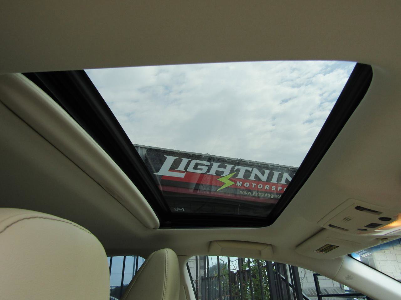 Used 2015 Lexus ES 300h w/ Premium Package w/Bamboo Trim FWD image 8