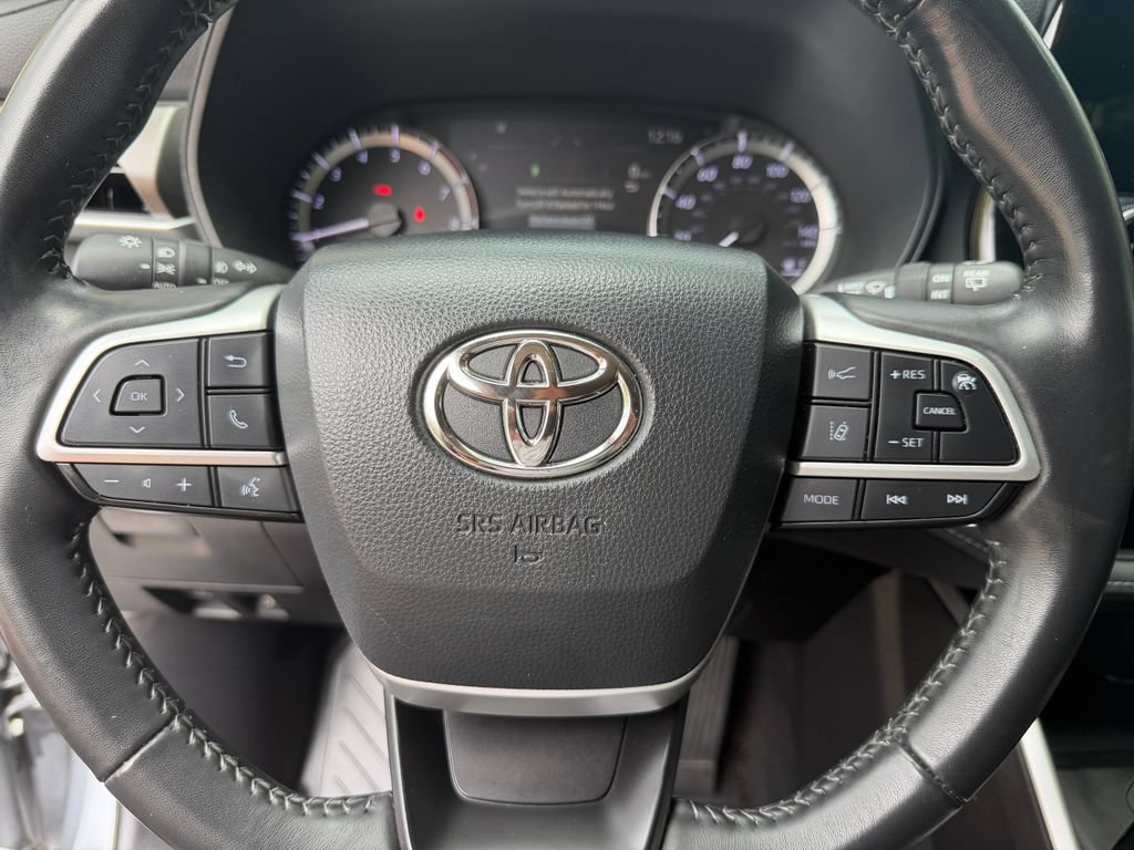 Used 2024 Toyota Highlander LE FWD image 24
