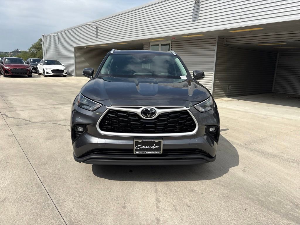 Used 2025 Toyota Highlander XLE FWD image 2