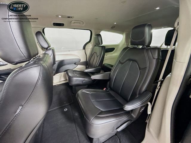 Used 2023 Chrysler Pacifica Touring-L image 23