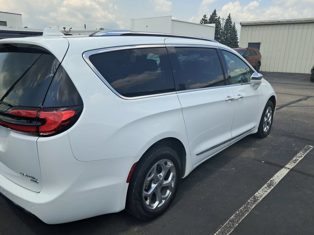 Used 2021 Chrysler Pacifica Limited AWD/4WD image 7