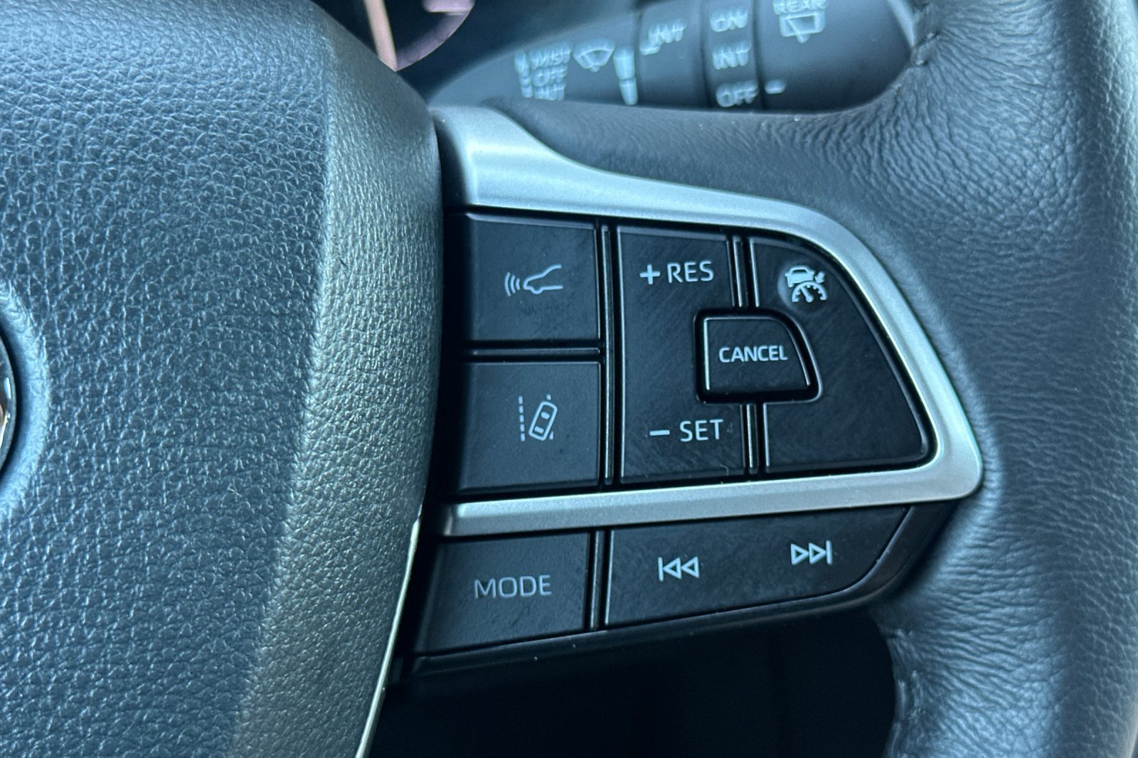 Certified 2025 Toyota Sienna XLE FWD image 28