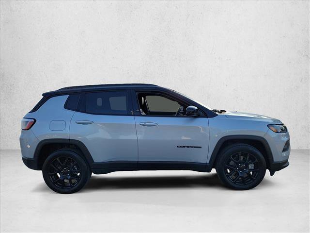 Used 2024 Jeep Compass Latitude w/ Altitude Special Edition AWD/4WD image 4