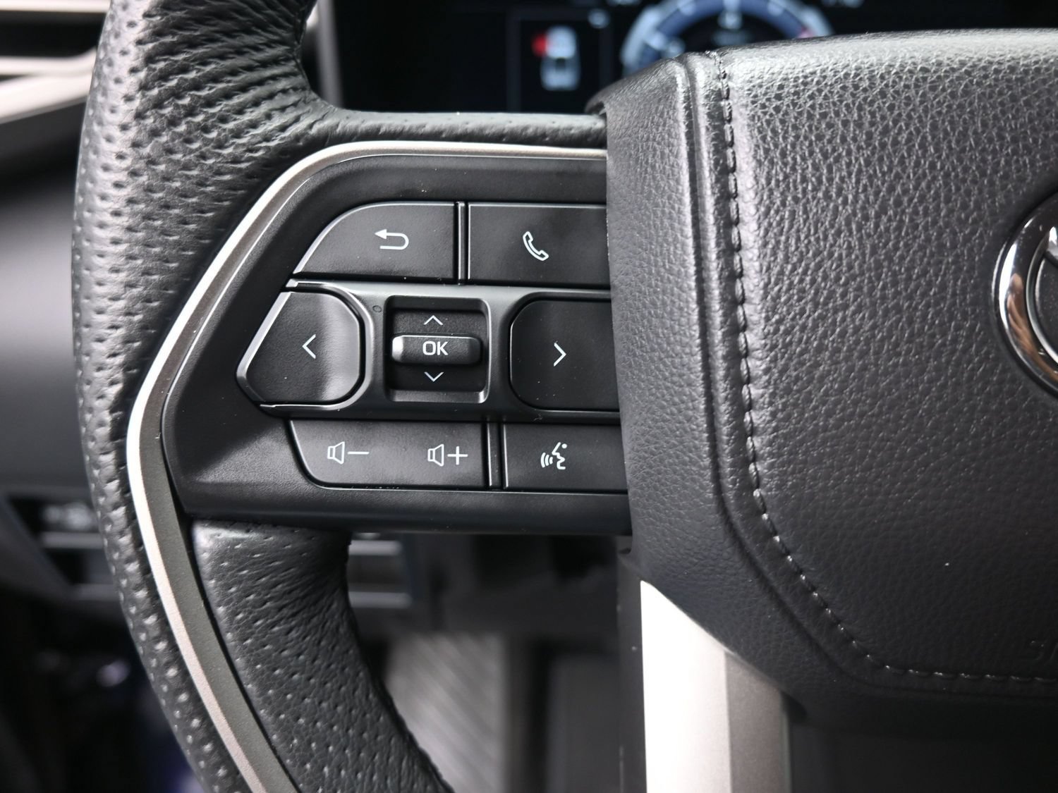Used 2025 Toyota Tundra Limited AWD/4WD image 2
