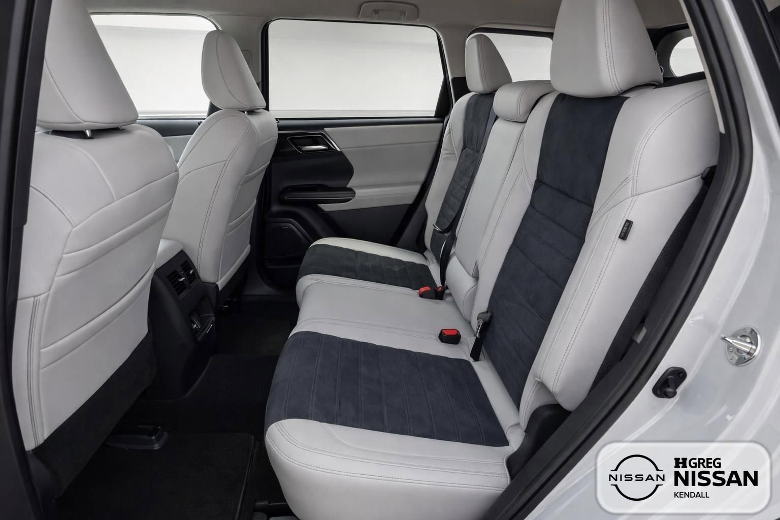 Used 2025 Mitsubishi Outlander AWD image 10