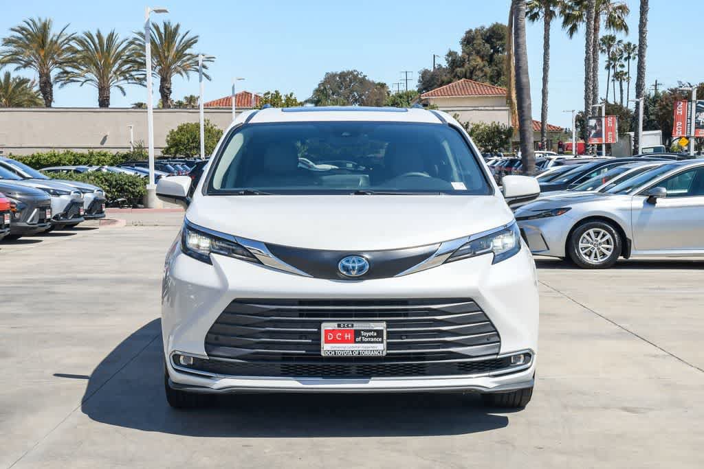Used 2023 Toyota Sienna XLE FWD image 2