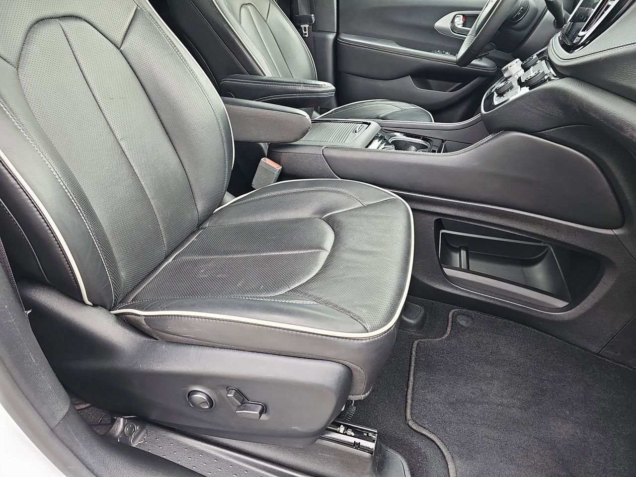 Used 2025 Chrysler Pacifica Limited image 13