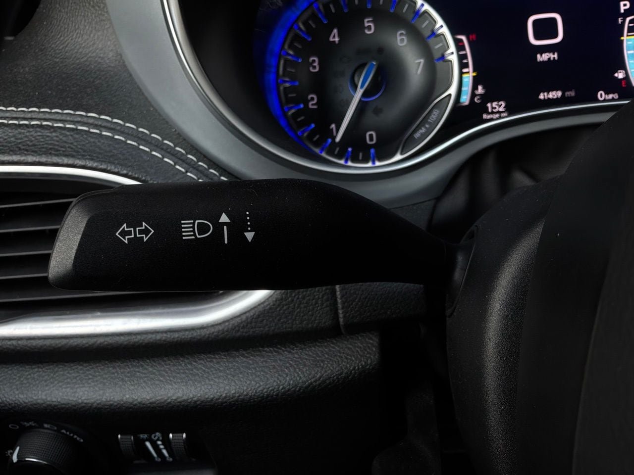 Used 2025 Chrysler Pacifica Limited FWD image 51