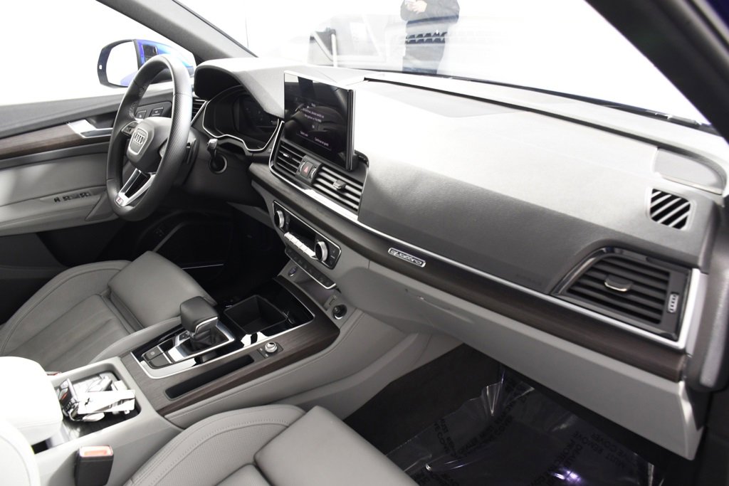 Used 2024 Audi Q5 e Prestige w/ Prestige Package image 19
