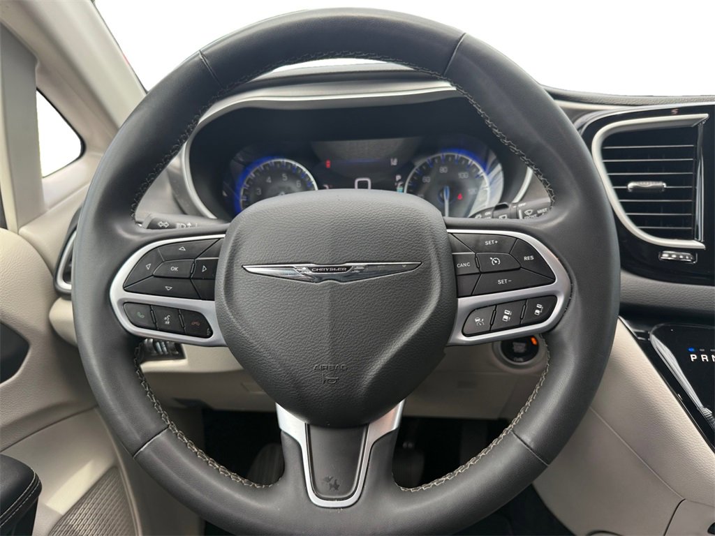 Certified 2023 Chrysler Pacifica Touring-L image 11