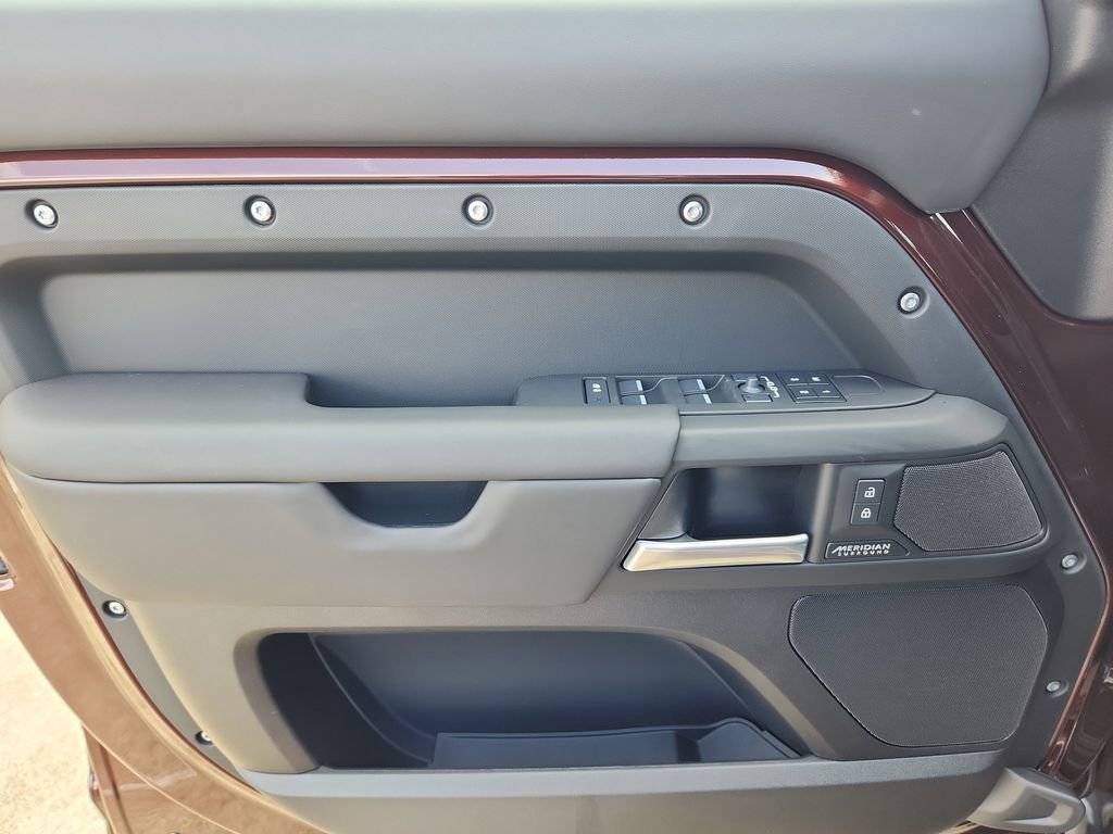 Used 2025 Land Rover Defender 130 X-Dynamic SE image 22