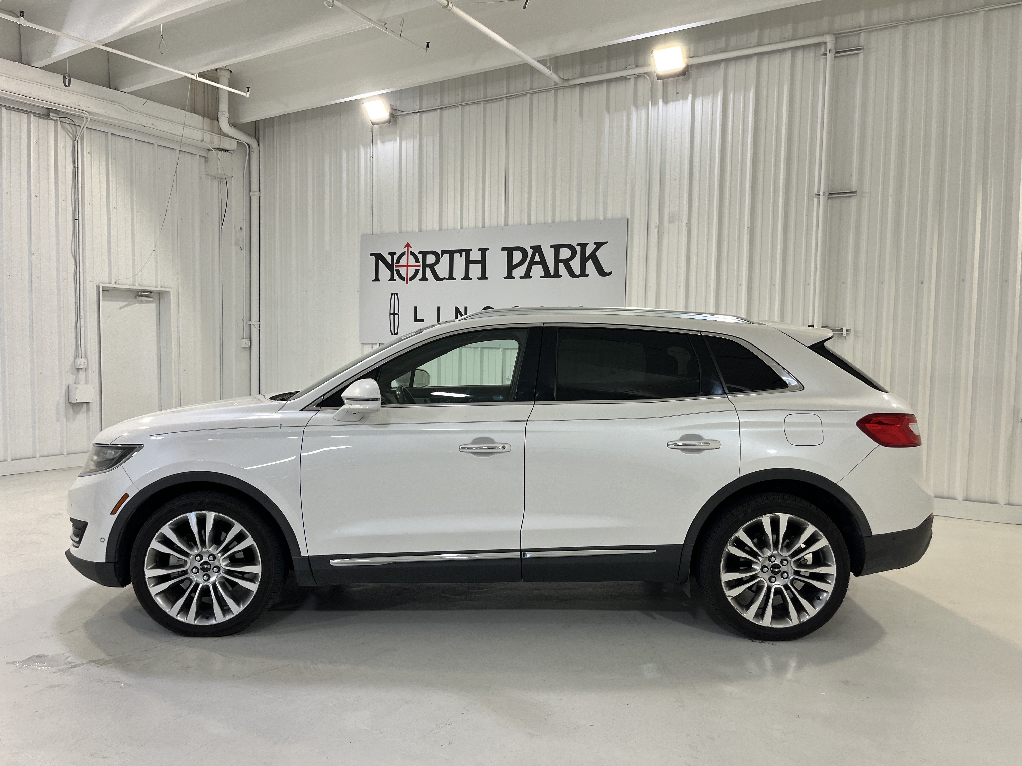 Used 2016 Lincoln MKX Reserve w/ Luxury Package AWD/4WD image 2