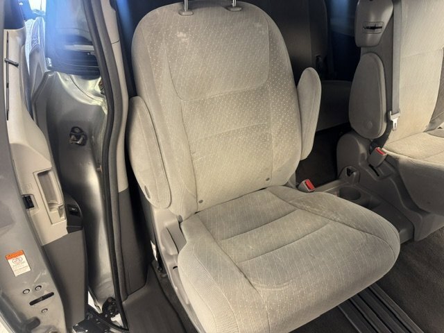 Used 2018 Toyota Sienna LE w/ Carpet Mat Package FWD image 28