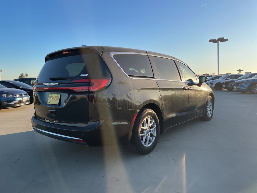 Used 2023 Chrysler Pacifica Touring-L image 2