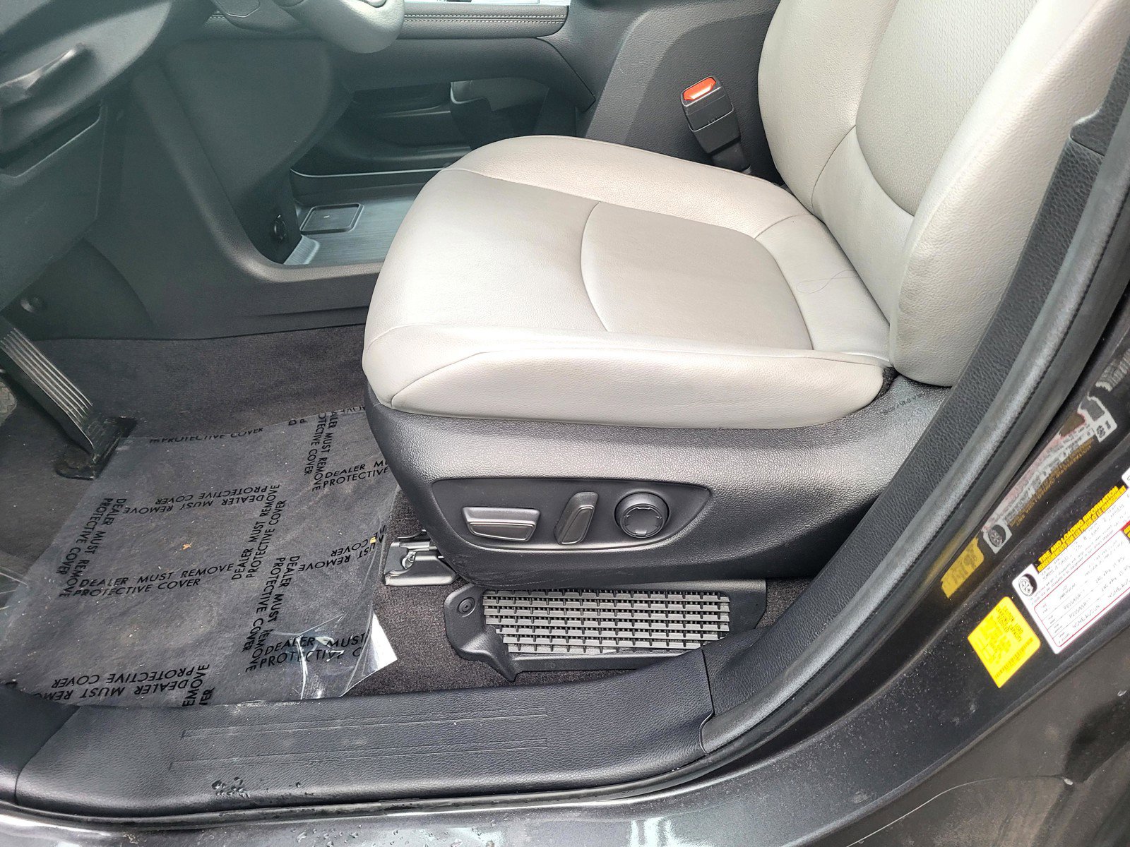 Used 2025 Toyota Sienna XLE image 17