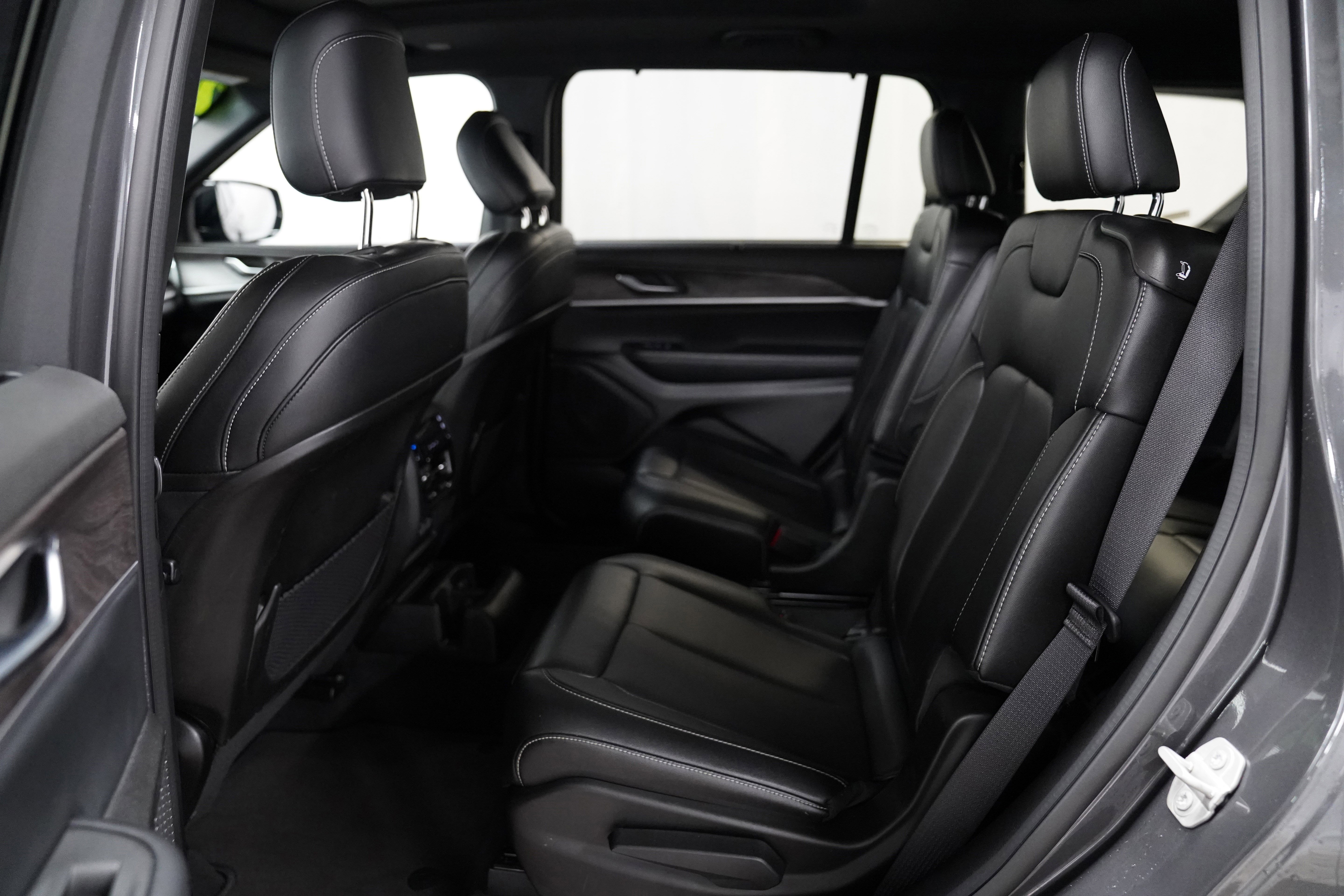 Certified 2024 Jeep Grand Cherokee L Limited w/ Luxury Tech Group II image 5