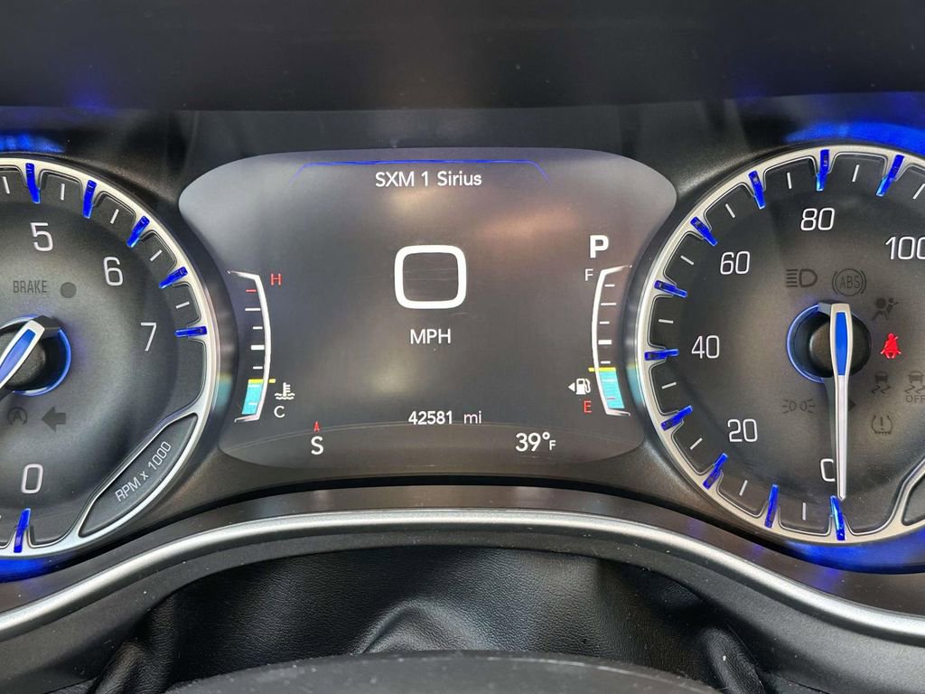 Used 2024 Chrysler Pacifica Touring-L image 18