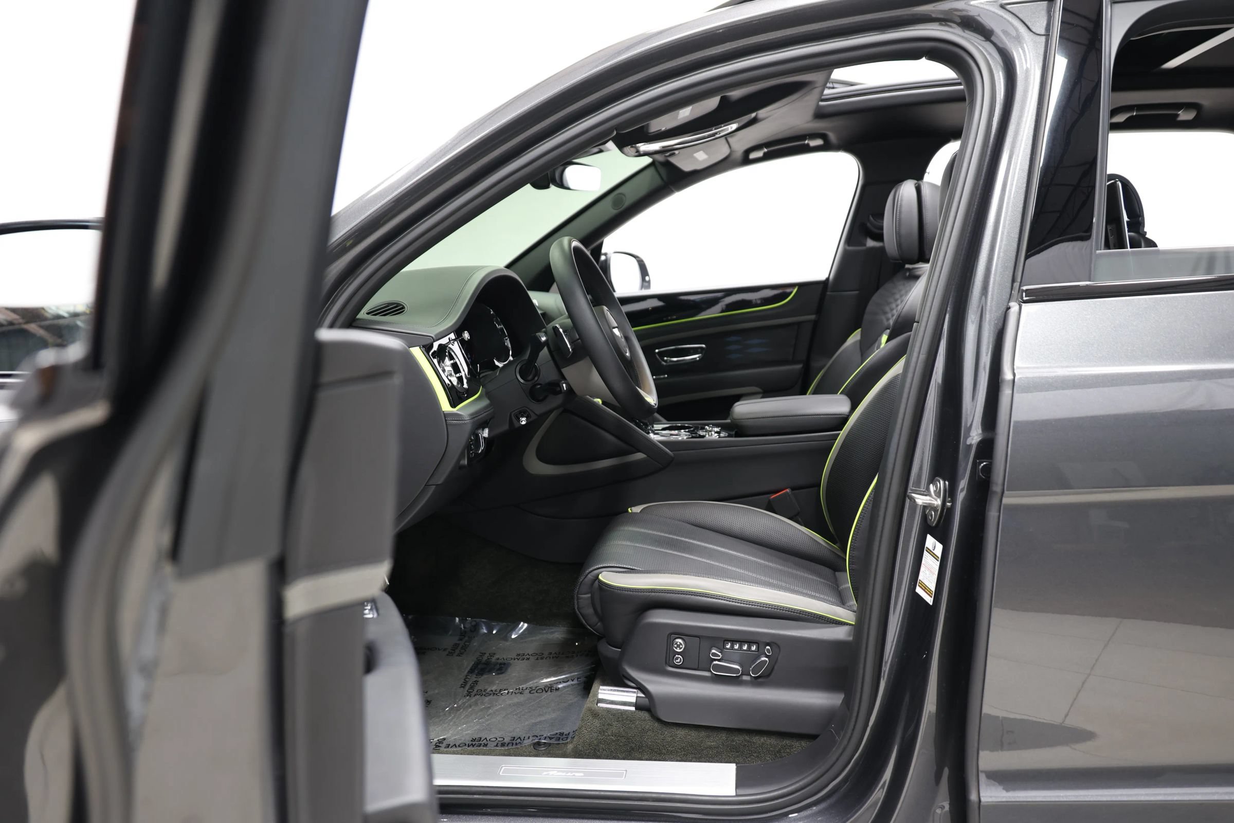 Used 2023 Bentley Bentayga Extended Wheelbase AWD/4WD image 17