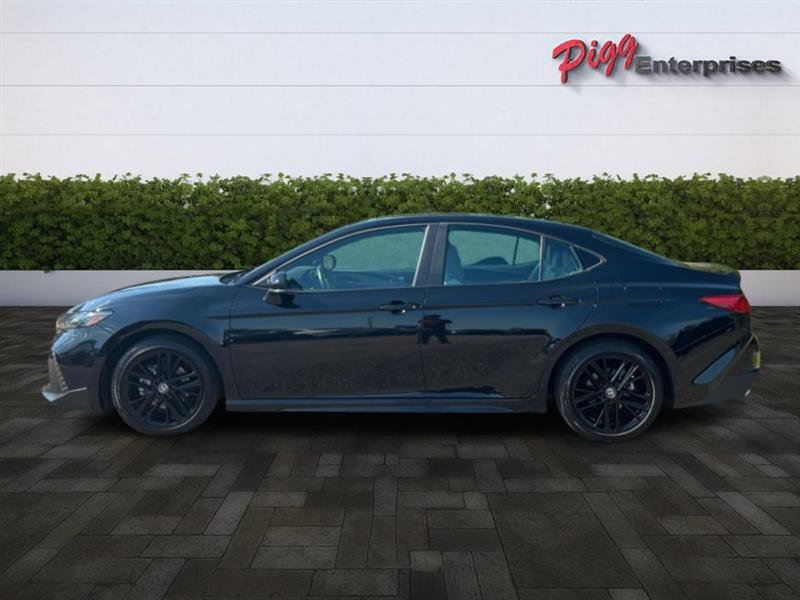 Used 2025 Toyota Camry SE image 2