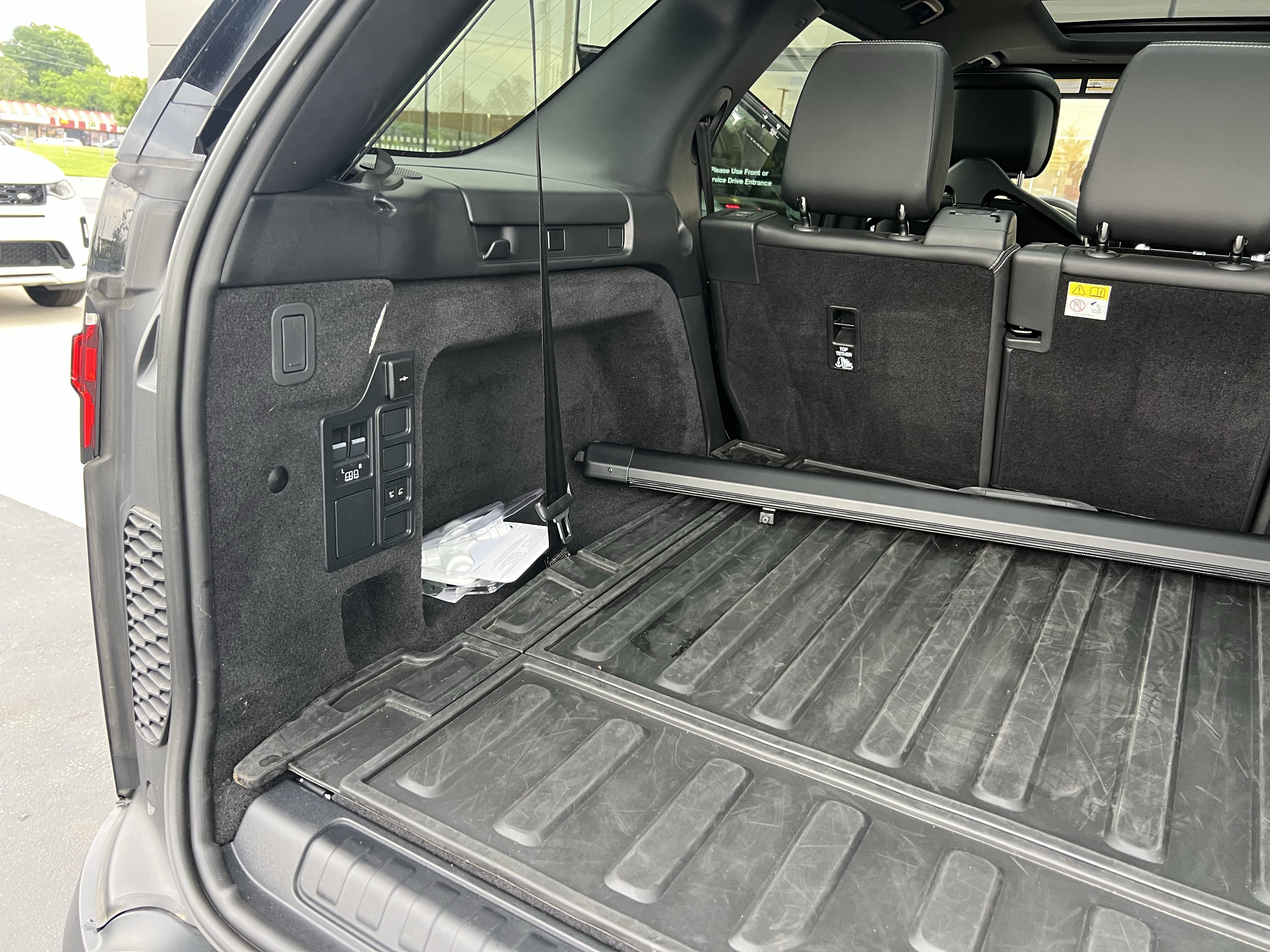 Certified 2025 Land Rover Discovery S AWD/4WD image 39