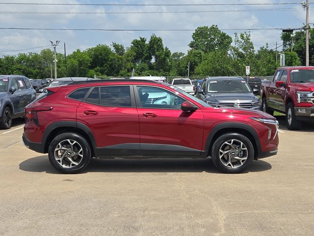Used 2025 Chevrolet Trax LT w/ LT Convenience Package FWD image 4