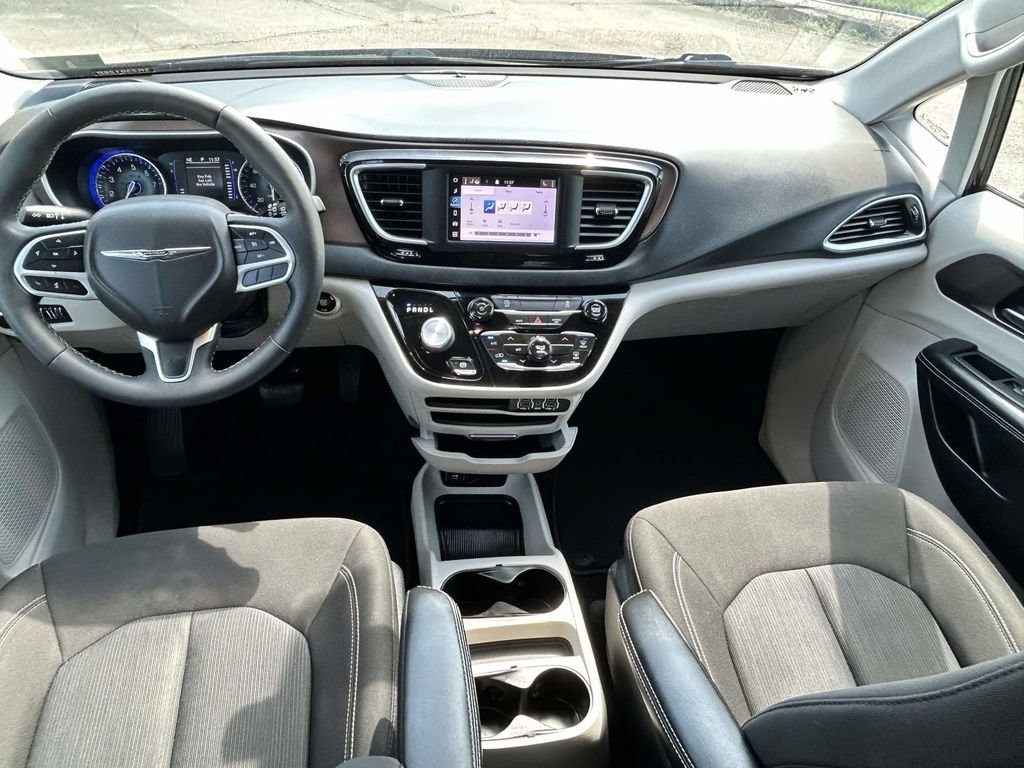 Used 2022 Chrysler Voyager LX FWD image 9