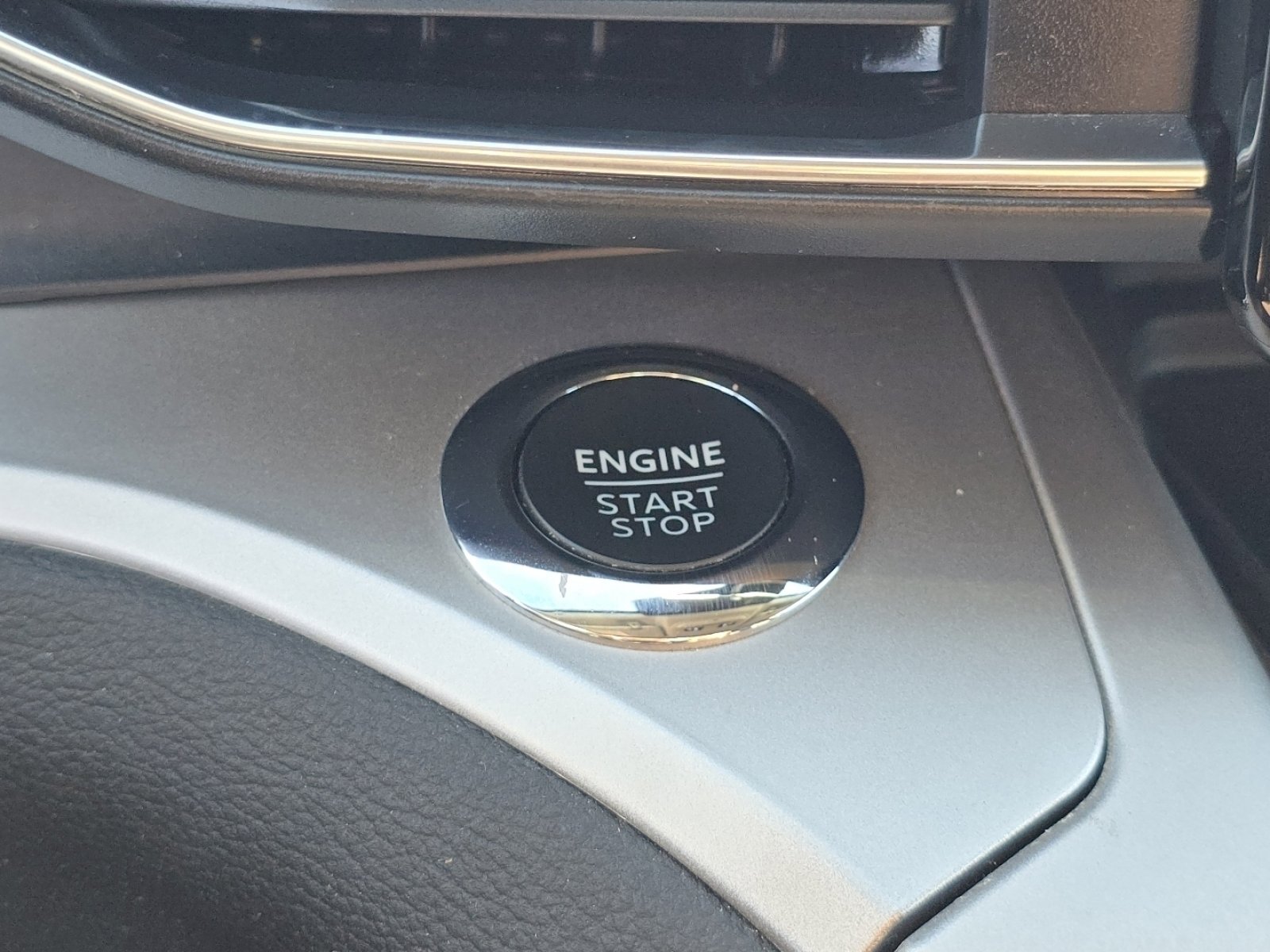 Used 2022 Ford Explorer XLT w/ Equipment Group 202A image 10