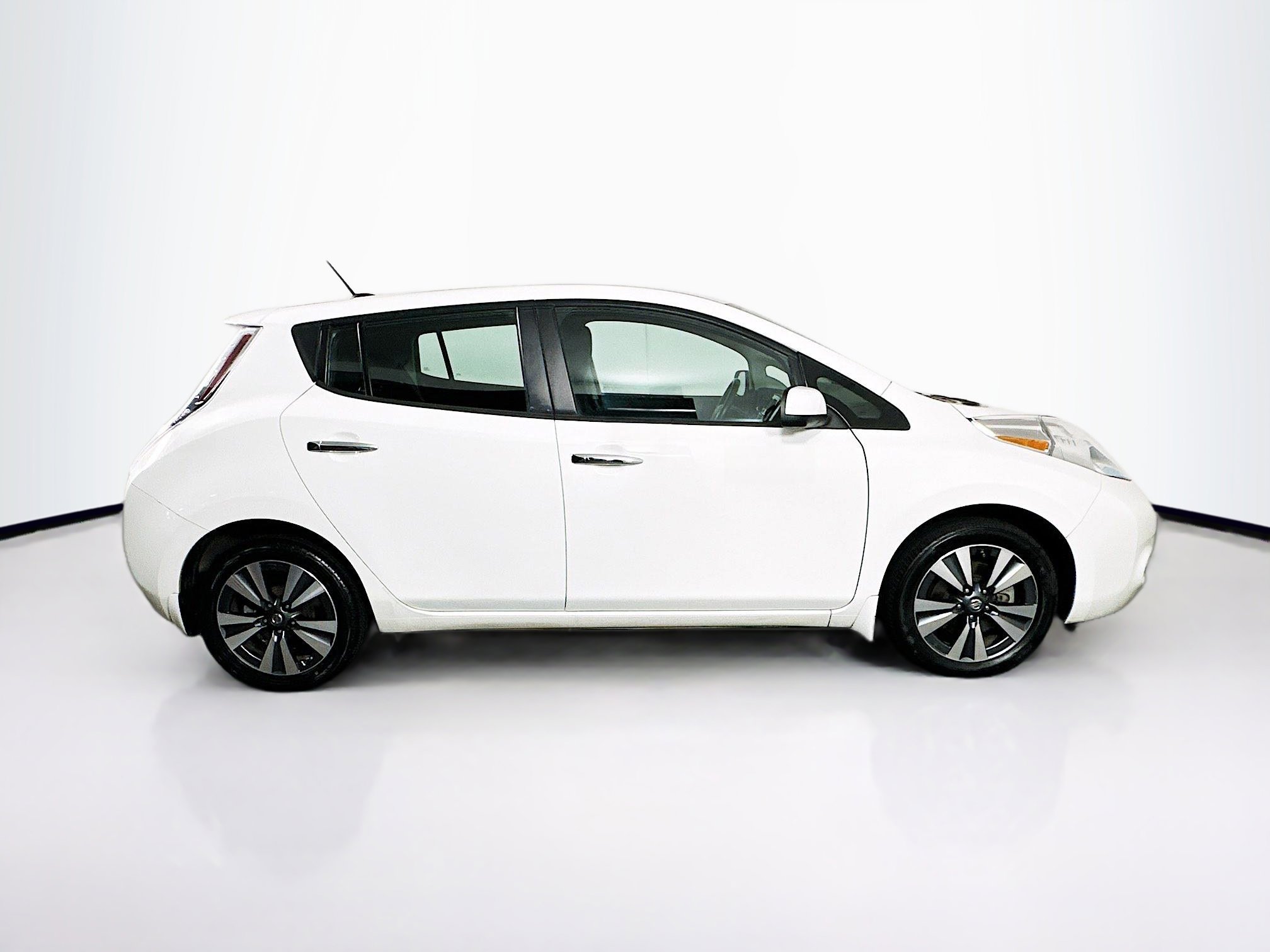 Used 2017 Nissan Leaf SV w/ Premium Package image 10