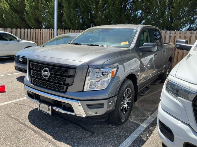 Used 2024 Nissan Titan SV w/ SV Convenience Package image 3