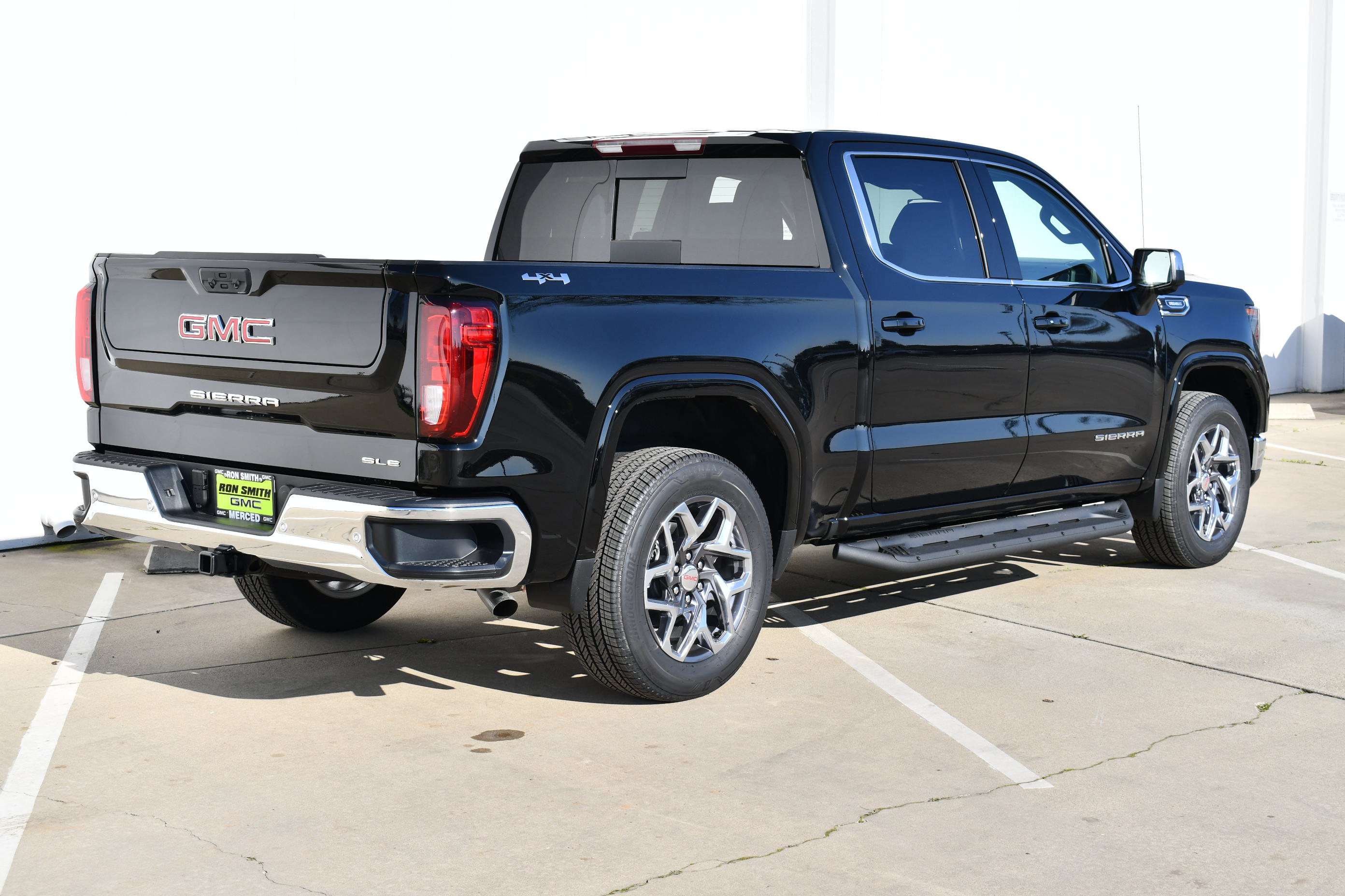 Used 2026 GMC Sierra 1500 SLE w/ Preferred Package AWD/4WD image 4