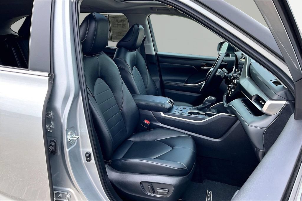 Used 2025 Toyota Highlander XLE AWD/4WD image 7