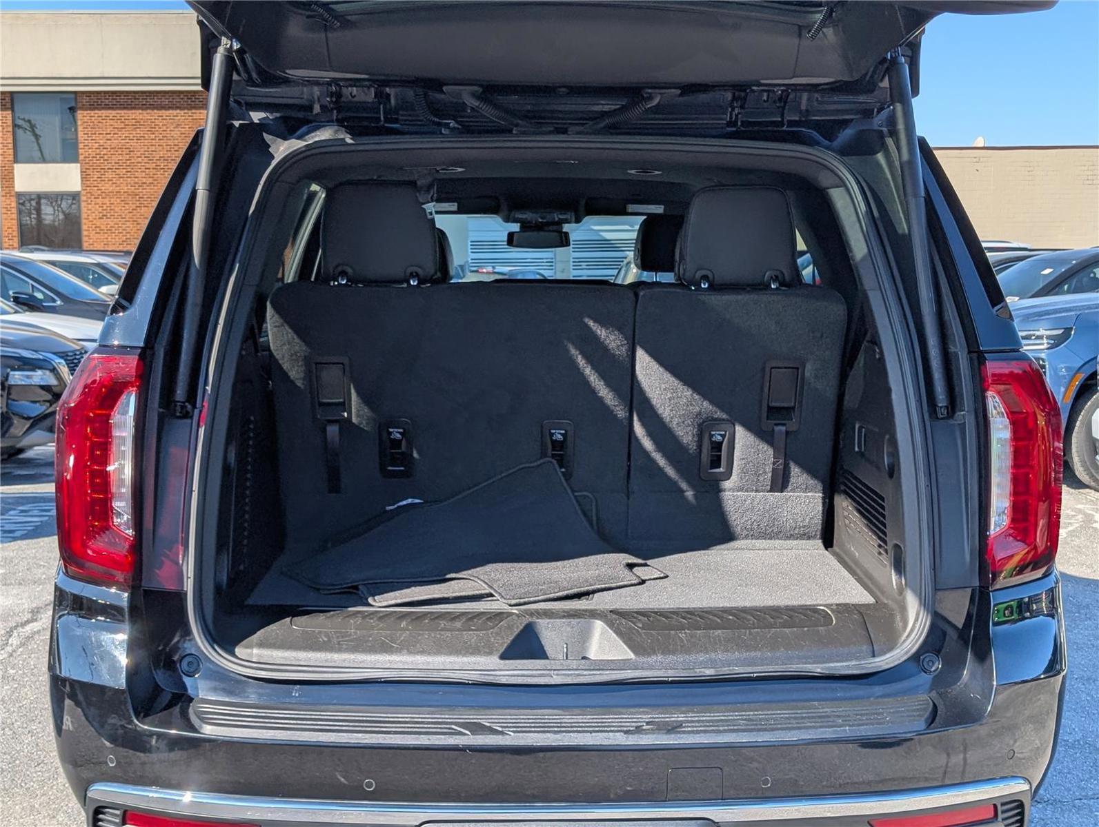 Used 2024 GMC Yukon SLT image 14