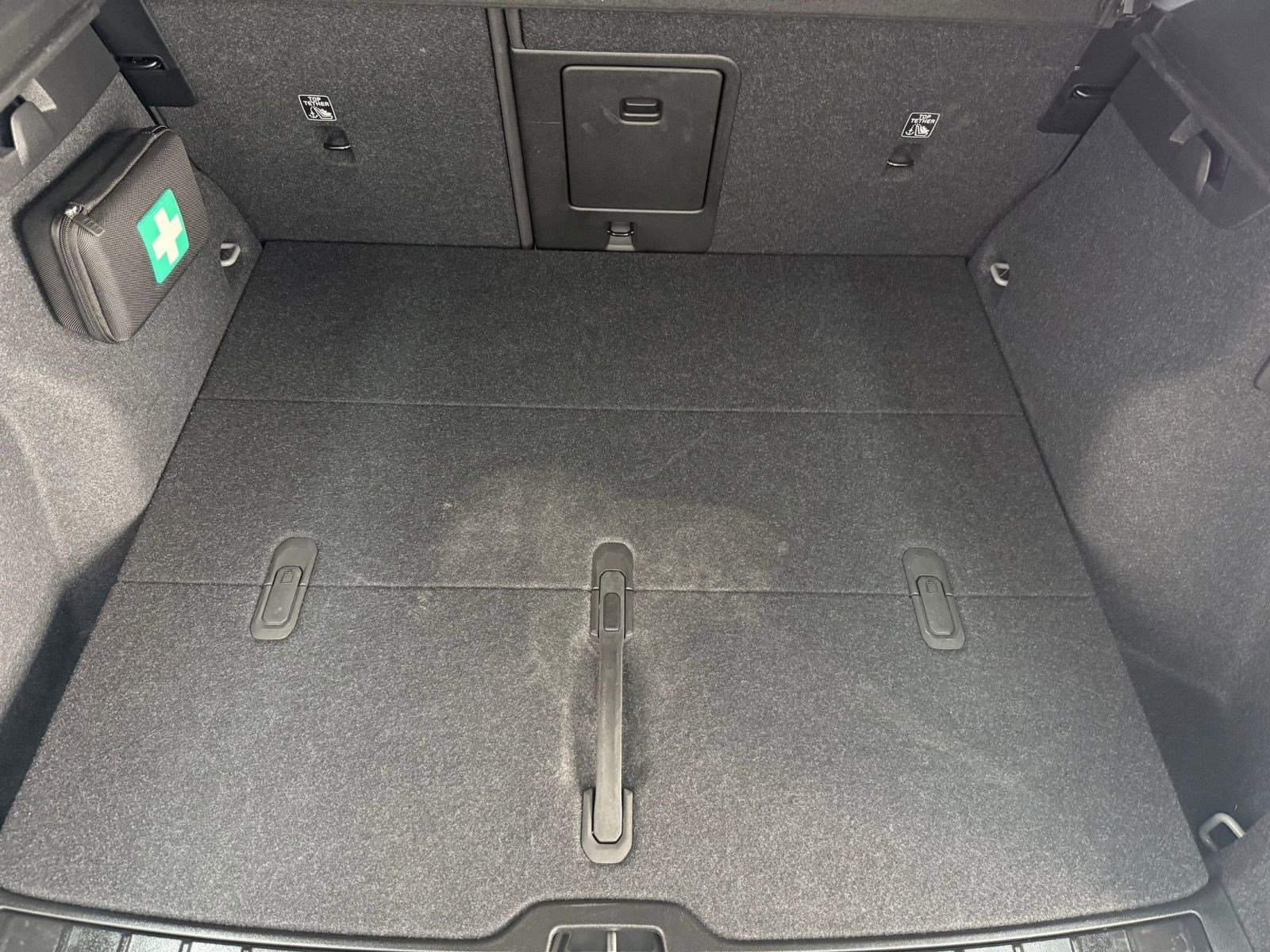 Used 2024 Volvo XC40 B5 Plus image 31