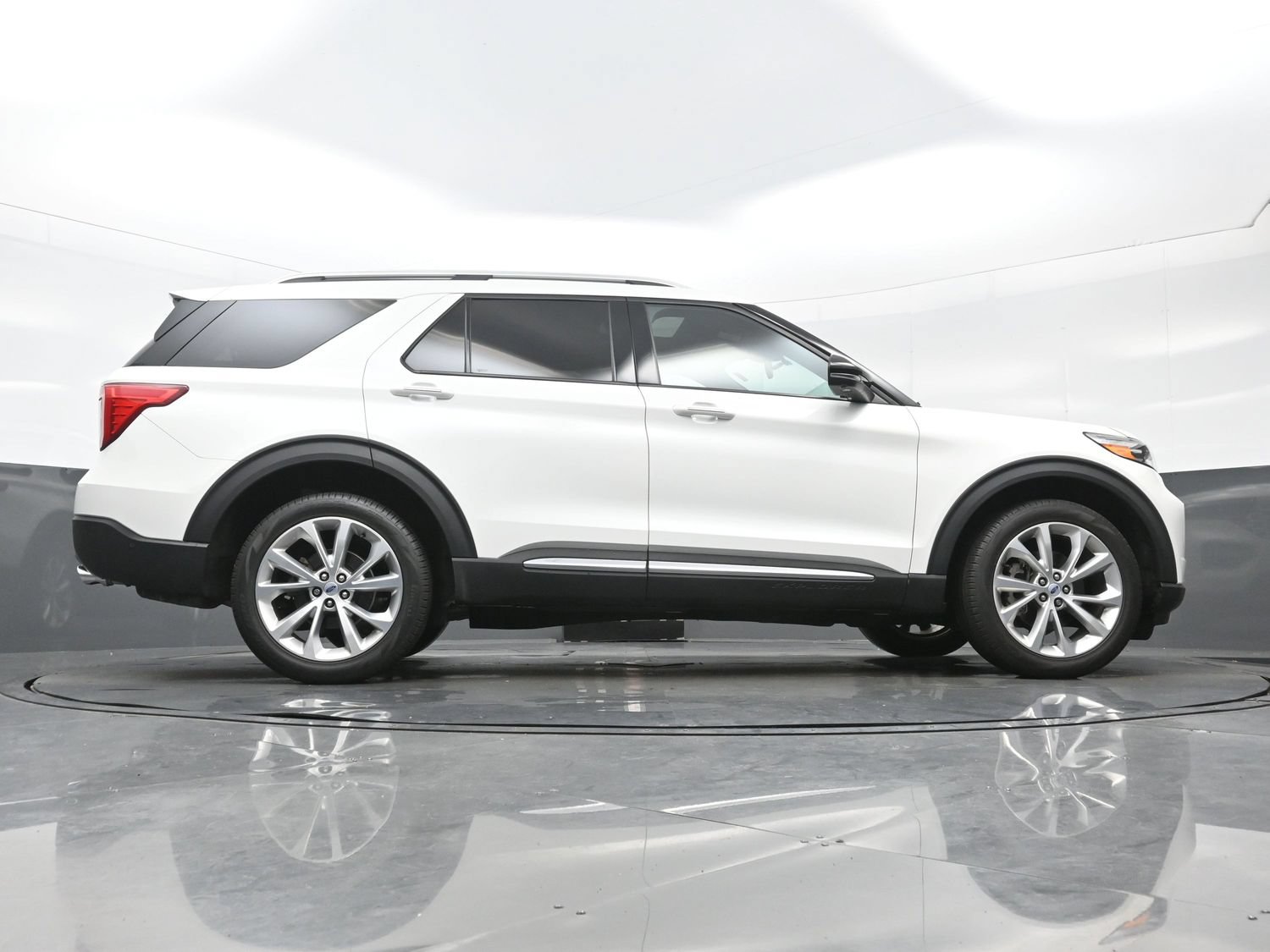 Used 2023 Ford Explorer Platinum AWD/4WD image 34