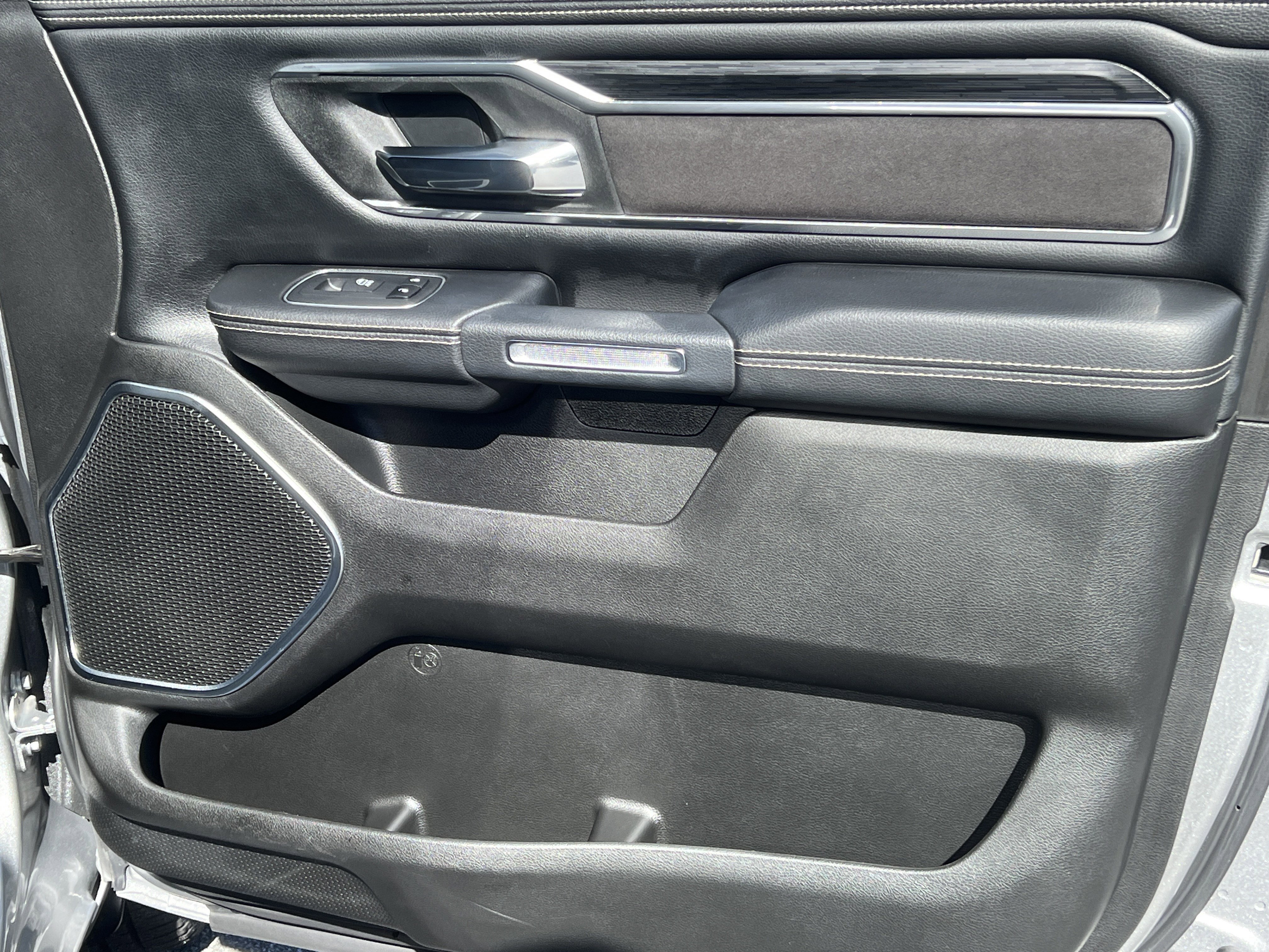 Used 2023 RAM 1500 Laramie AWD/4WD image 18