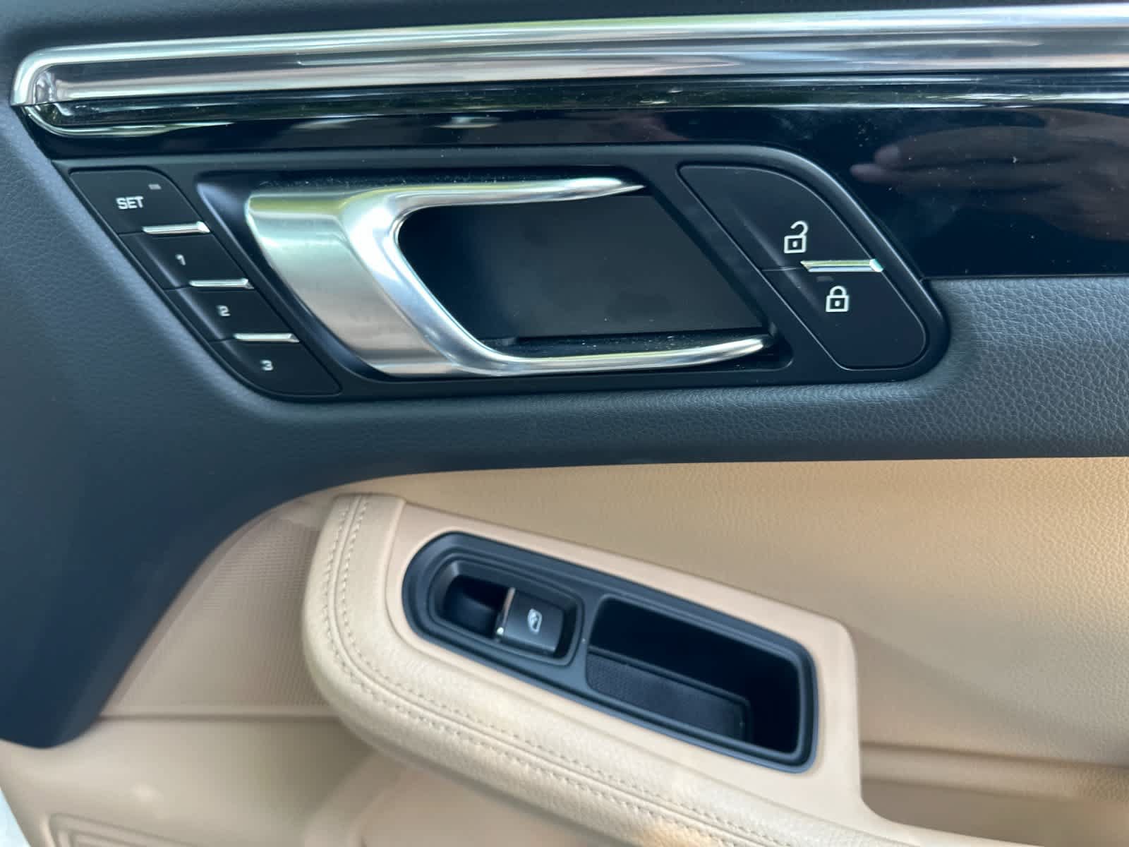 Certified 2025 Porsche Macan AWD/4WD image 19