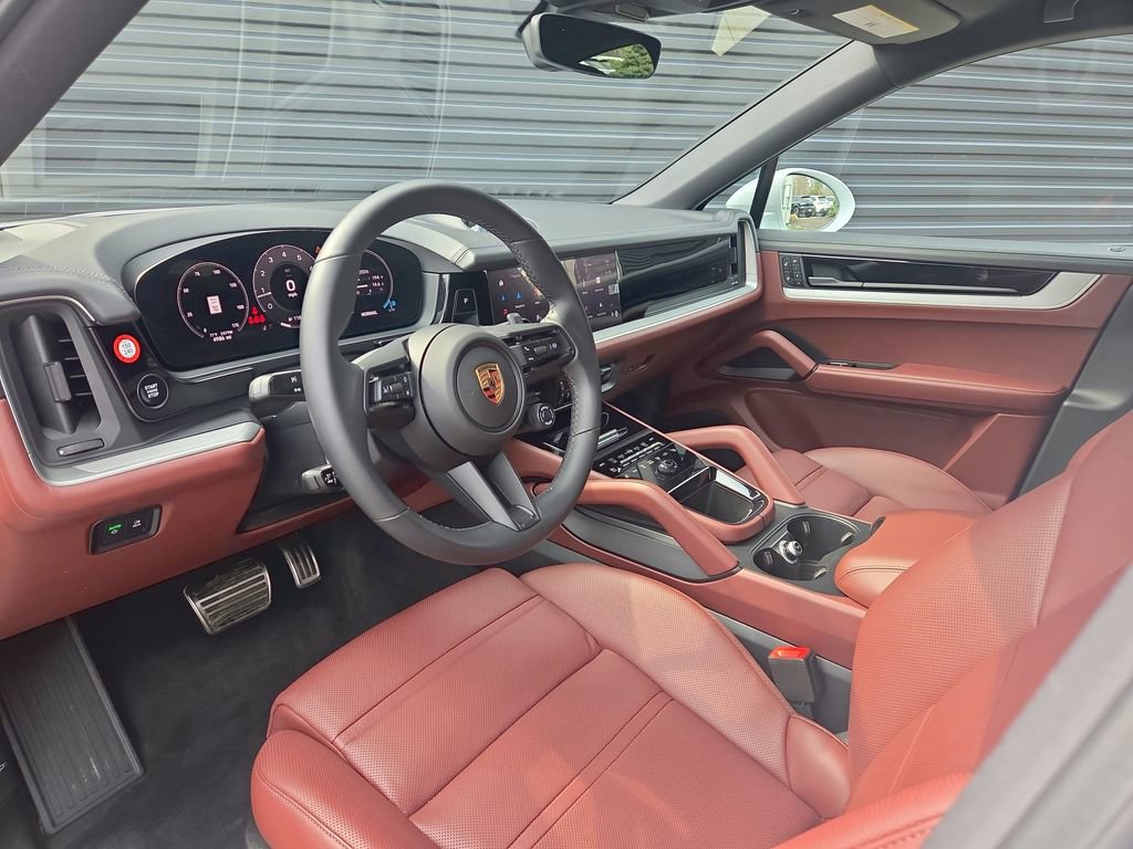 Certified 2025 Porsche Cayenne Coupe image 4