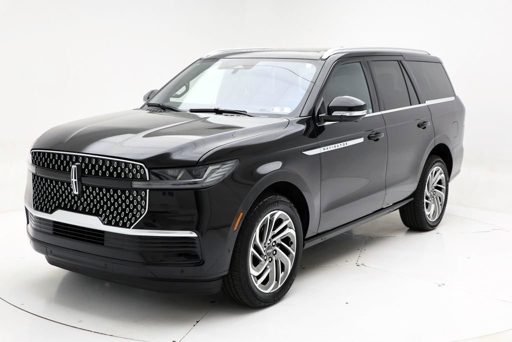 Used 2025 Lincoln Navigator Reserve AWD/4WD image 2