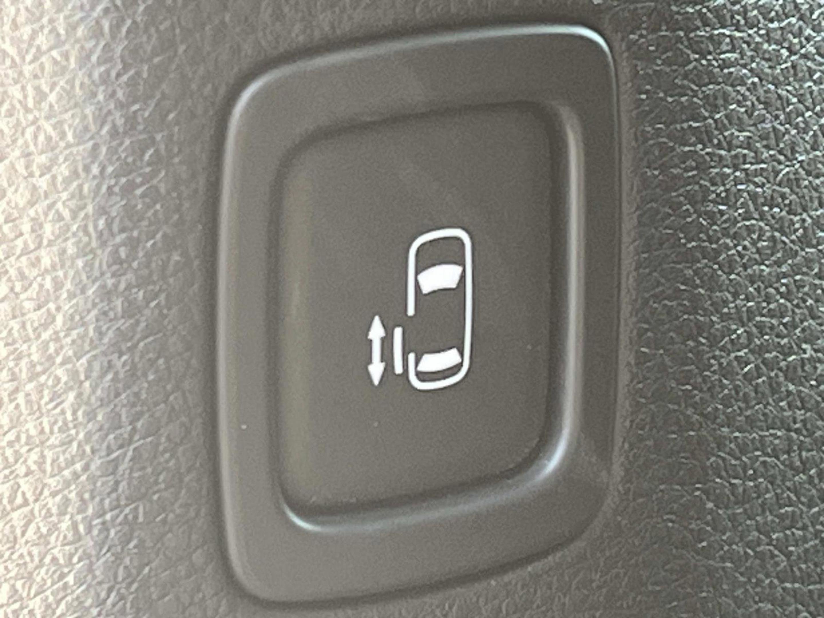 Used 2023 Kia Carnival LX FWD image 16