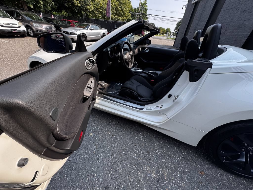 Used 2015 Nissan 370Z Roadster RWD image 11