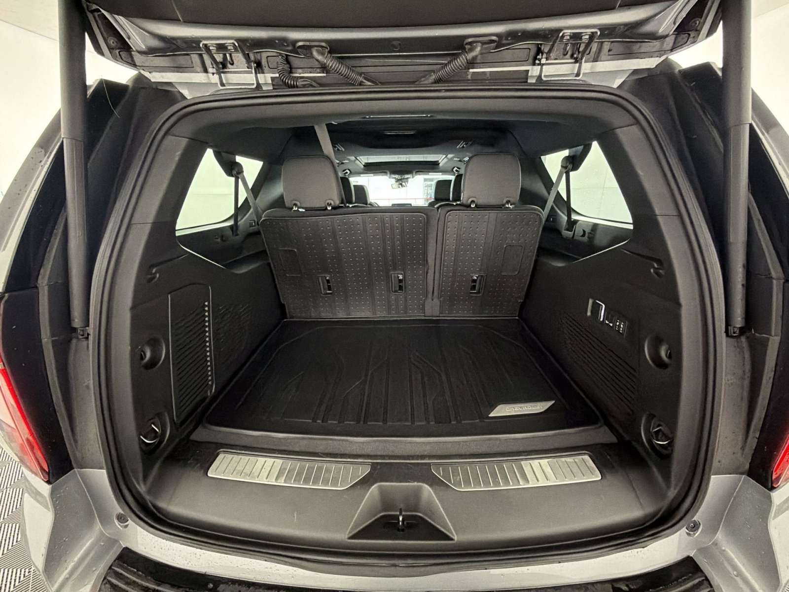 Used 2024 Chevrolet Suburban RST w/ Luxury Package image 27