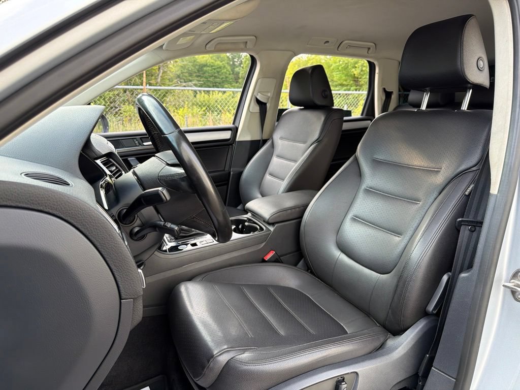 Used 2016 Volkswagen Touareg TDI w/ Technology Pkg AWD/4WD image 25