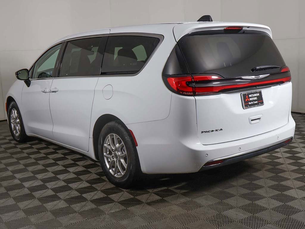 Used 2024 Chrysler Pacifica Touring-L image 9
