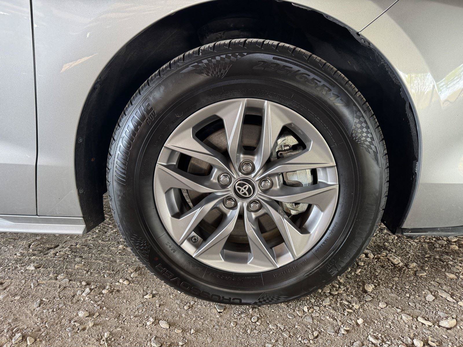 Used 2024 Toyota Sienna XLE FWD image 48