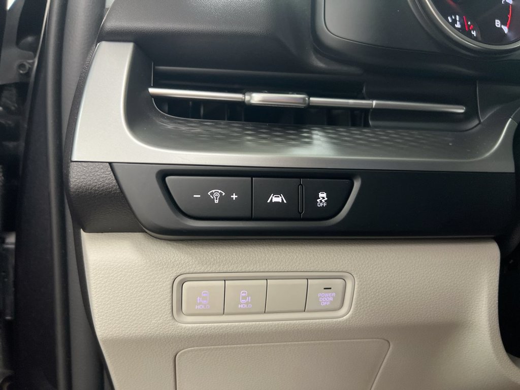 Used 2023 Kia Carnival LX FWD image 18