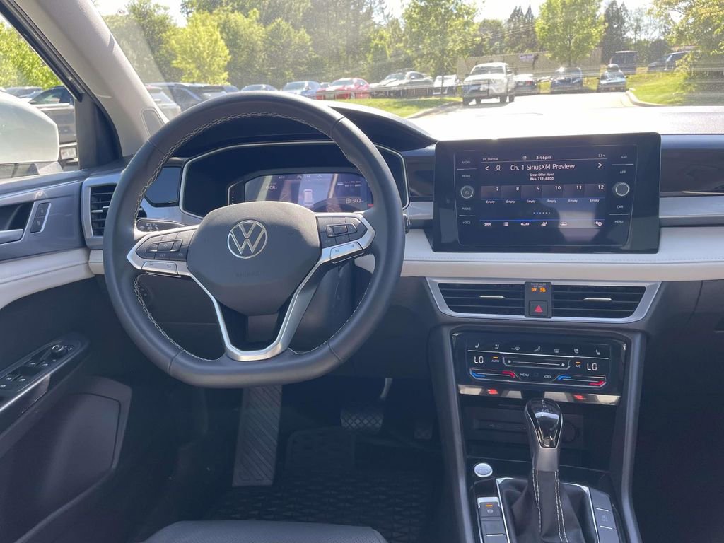 Used 2025 Volkswagen Taos SEL AWD/4WD image 11